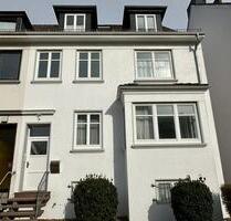 Schwachhausen: Wunderschöne u. große 2 Zi. Maisonnette Whg. mit EBK, Gartennutzung, Keller u. Garage - Bremen