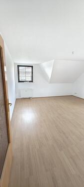 Foto - 3- Raum Dachgeschoßwohnung mit Klimaanlage und Stellplatz