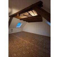 Charmante Dachgeschosswohnung mit Einbauküche & neuem Duschbad – frisch saniert! - Saarbrücken West