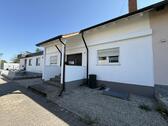 Foto - Stilvoll wohnen im Zweifamilienhaus - großzügige 3-ZKB im EG mit Kamin, Terrasse und Pergola