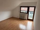 Foto - 2-Zi DG-Wohnung mit Balkon & EBK in ruhiger Lage – ab 01.05.