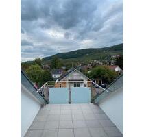 Moderne Dachgeschosswohnung mit Loggia, Einbauküche + Stellplätze - Pfedelbach