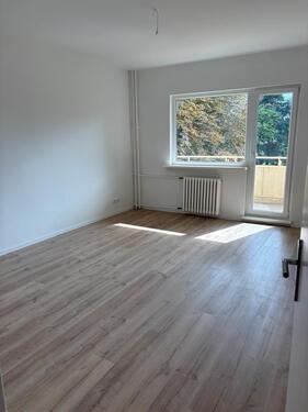 Foto - Erstbezug nach Sanierung, 2 Zimmer, Küche, Bad , großer Balkon