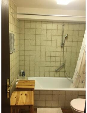 Foto - Wir bieten zentralgelegene, kleine, helle Wohnung in Waldnähe.