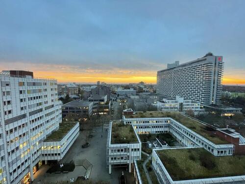 Foto - HEGERICH: Großzügige 3-Zimmer Wohnung mit Einbauküche im Arabellabogen und Blick auf die Alpen!