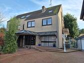 Foto - Großzügiges Zweifamilienhaus mit Garten und Garage