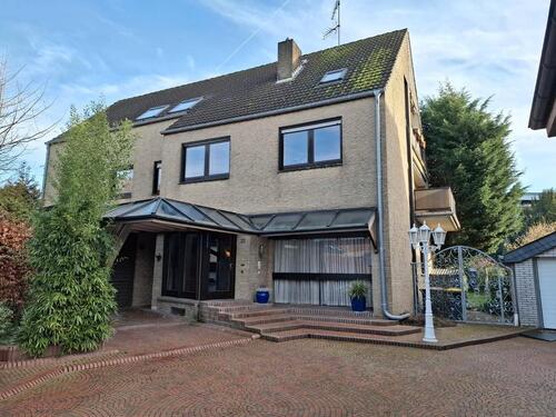 Foto - Großzügiges Zweifamilienhaus mit Garten und Garage
