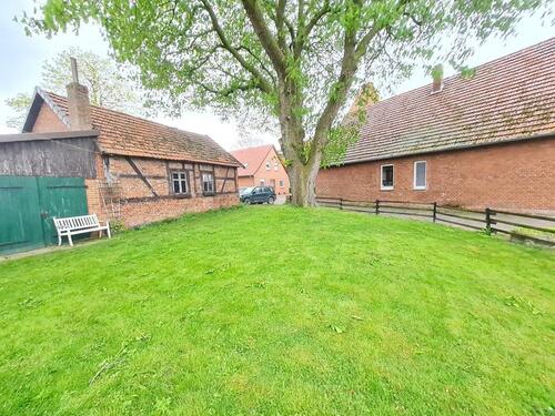 Foto - Haus mit Garten und Gartenscheune