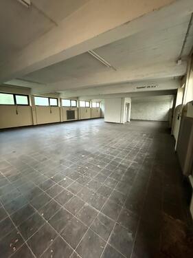Foto - Lagerhalle mieten 100 qm — LKW-Rampe, 247 zugänglich