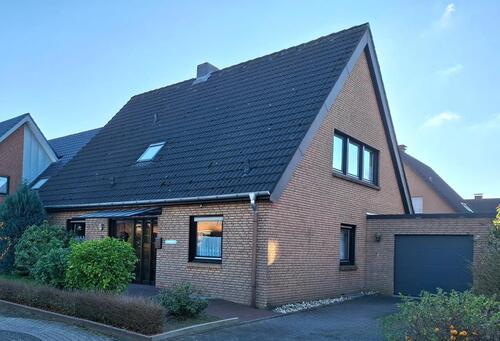 Foto - freistehendes Einfamilienhaus mit Garten, Garage, Keller