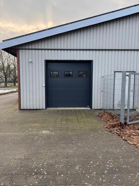 Foto - 100 m2 Lagerhalle isoliert mit Rolltor