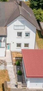 Foto - Doppelhaushälfte mit Garage und kleinem Garten