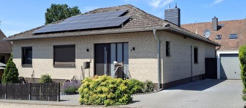 Foto - Winkelbungalow mit Vollkeller, PV-Anlage und Garten in ruhiger Se