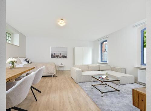 Foto - Frisch sanierte, zentrale und helle 2-Zimmer-Wohnung (unmöbliert)