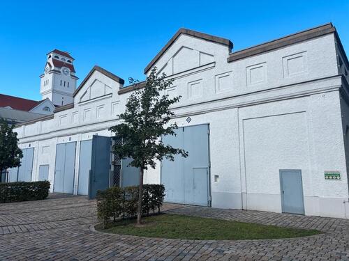 Foto - Übergroßer Stellplatz in Parkhalle – U-Bahn 3 Min.