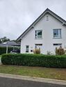 Foto - Separater Eingang: Wohnung im modernen Zweifamilienhaus mit Carport, Geräteraum und Terrassenüberdachung mit LED!