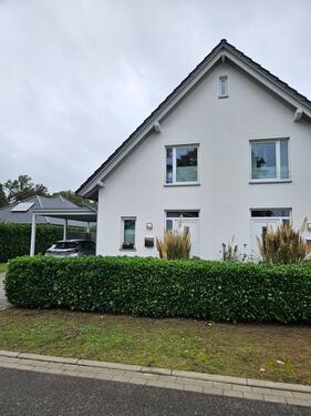 Foto - Separater Eingang: Wohnung im modernen Zweifamilienhaus mit Carport, Geräteraum und Terrassenüberdachung mit LED!