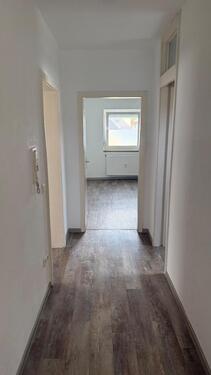 Foto - Helle 2-Zimmer-Wohnung mit Einbauküche & Stellplatz – sofort!