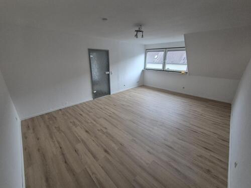 Foto - Zentral und ruhig - 3-Zi. DG-Wohnung mit Balkon & Stellplatz