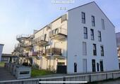 Foto - Modernes, möbliertes Zimmer mit Balkon
