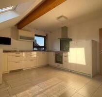 Gepflegte 3 Zimmer-Dachgeschosswohnung mit Garage und Balkon - Steinebach/Sieg