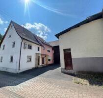 Doppelhaus mit großer Scheune, Garten und Nebengebäude - Höpfingen