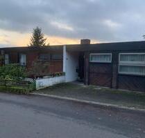 Flachdach-Bungalow mit Garten und Panoramablick - Niederaula