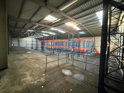 Foto - Kalthalle mit Hochregalen und Rolltor 4x4m