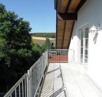PUDERBACH: Groß-Hell-Geräumig, Dachgeschosswohnung mit Balkon in ruhiger Lage