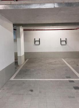 Foto - Großer Stellplatz VW-Bus, SUV, U-Bahn-Nähe, zentral