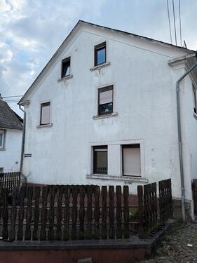 Foto - Wohnhaus mit Lagerflächen und Garage