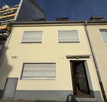 Haus mit 8 Zimmern in Köln-Niehl und Garten – Ideal für Firmen & Familien