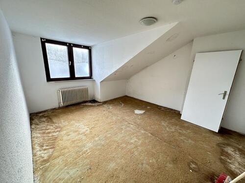 Foto - Dachgeschosswohnung mit 3 Zimmern Küche, Bad, Renovierungsberdürftig