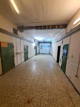 Foto - Haus mit Tiefgarage und gr. Grundstück