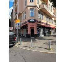 Eckladen mit großer Schaufensterfront und Präsentationsfläche - Berlin Mitte