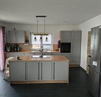 Ruhige 3 Zimmer Neubau Wohnung mit Doppel Garage Garten - Tann
