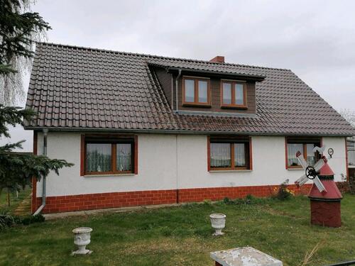 Foto - sanierungsbedürftiges Haus mit Nebengelass