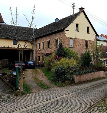 Foto - Bauernhaus mit Nebengebäuden und Garten