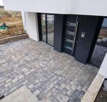 Moderne 2-Zimmer-Souterrainwohnung mit Terrasse im Neubau - Weil der Stadt
