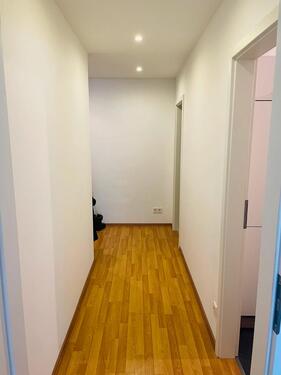 Foto - Kernsanierte 1-Zimmer-Wohnung mit Balkon & Stellplatz – Top Lage