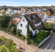 2-Familienhaus mit Baugrundstück & Gartenidylle – Viel Platz für - March