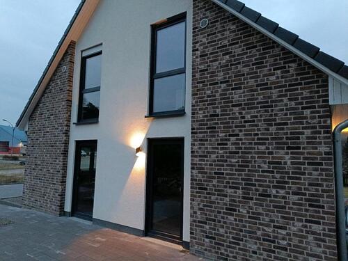 Foto - Einfamilienhaus mit großem Garten und Stellflächen für PKWs