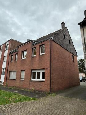 Foto - Mehrfamilienhaus mit 3 Garagen und Großen Grundstück