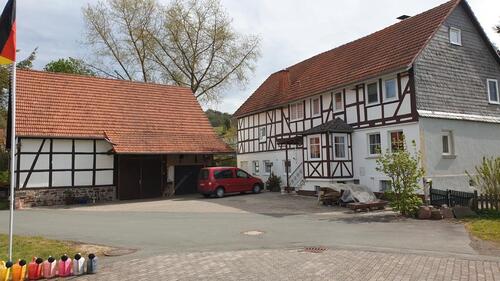 Foto - Haus mit Scheune und großem Grundstück.