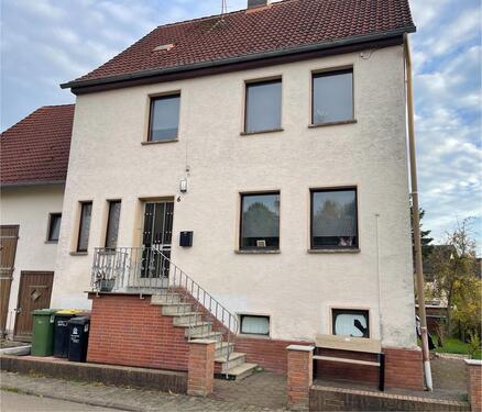 Foto - Schönes Einfamilienhaus mit Balkon , Garten, Garage