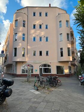 Foto - Eckladen mit großer Schaufensterfront und Präsentationsfläche