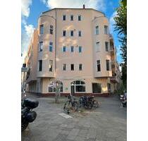 Eckladen mit großer Schaufensterfront und Präsentationsfläche - Berlin Mitte