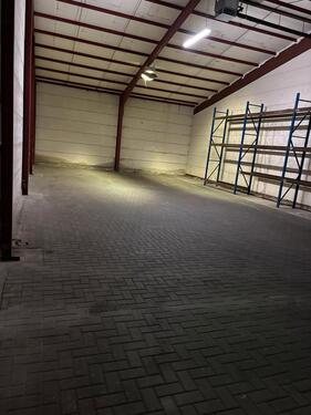 Foto - Massive Lagerhalle mit eigenem Rolltor zu vermieten