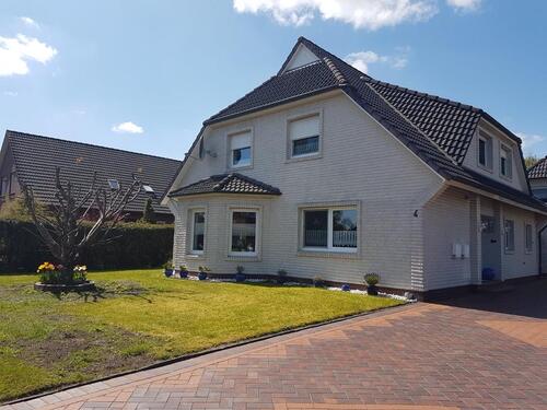 Foto - Gepflegtes Zweifamilienhaus mit Garage und Garten in Moordorf