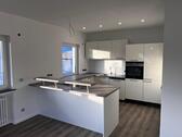 Foto - Moderne 2,5- Zimmer-Wohnung mit zwei Balkonen und Garage